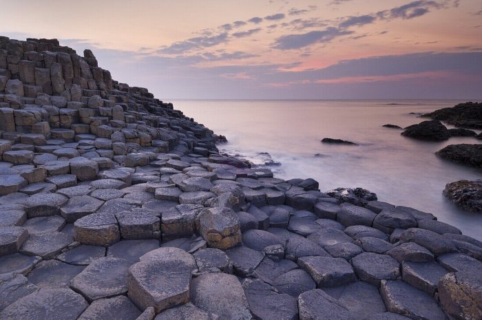 The photograph shows hexagonal basalt columns